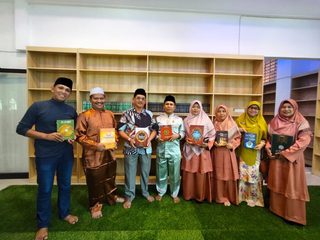 Kepala KUA, Pangkalan Kerinci, Serahkan Buku dan Al Quran Wakaf Di Mesjid Almutaqin