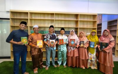 Kepala KUA, Pangkalan Kerinci, Serahkan Buku dan Al Quran Wakaf Di Mesjid Almutaqin