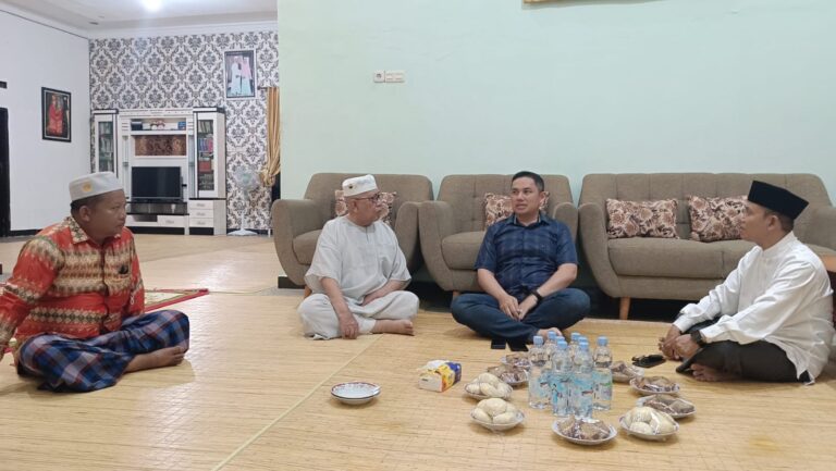 Silaturrahmi Kapolres Pelalawan di Bulan Syawal: Berkunjung ke Kediaman Guru Tarikat Naqsabandiyah Tuan Guru Buya H. Abdul Gani