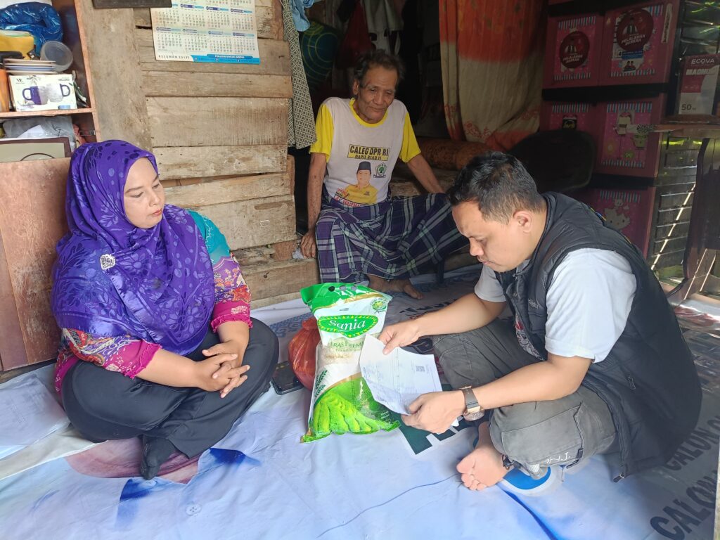 Kunjungan Sahabat Jum’at ke Keluarga Kakek Jon: Sebuah Tindakan Kemanusiaan di Pangkalan Kerinci Timur