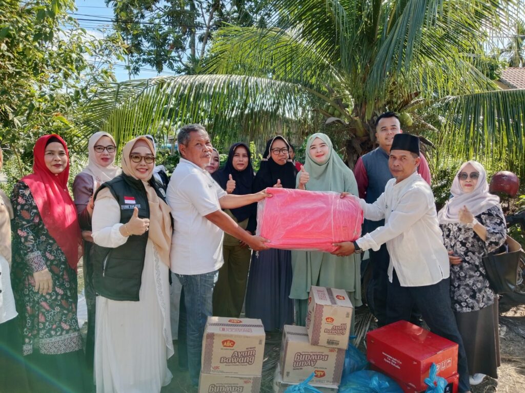 Bantuan Korban Bencana Angin Puting Beliung Diserahkan oleh Ketua Tim Penggerak PKK Pelalawan Didampingi Camat dan Lurah
