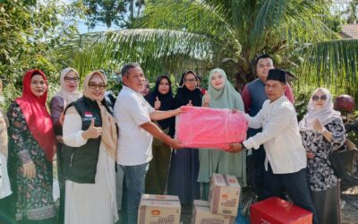 Bantuan Korban Bencana Angin Puting Beliung Diserahkan oleh Ketua Tim Penggerak PKK Pelalawan Didampingi Camat dan Lurah