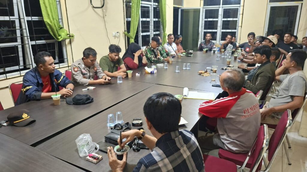 Tidak Sesuai Kelas Jalan: Warga Desa Lubuk Kembang Bungo Menghentikan Mobil Tronton PT RAPP