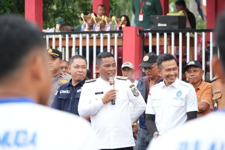 Penutupan Turnamen Sepak Bola Labuhan Bilik Cup XII oleh Bupati Pelalawan H. Zukri SM