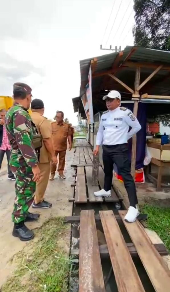 Kerja Bakti Bupati Zukri: Instruksi Gotong Royong di Jalan Lintas Timur Pangkalan Kuras