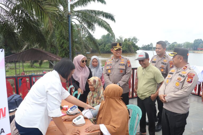 Polres Pelalawan Gelar Bakti Kesehatan untuk Masyarakat Pesisir dalam Rangka HUT Bhayangkara ke-79