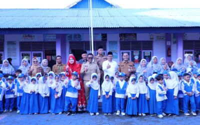 Bupati Pelalawan Meninjau Pelaksanaan Surat Edaran Gerakan Ayah Mengantar Anak pada Hari Pertama Sekolah