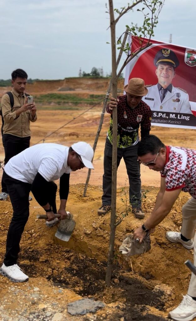 Sinergi Pemerintah dan Masyarakat: Gerakan Menanam Pohon di TPU Pangkalan Kerinci