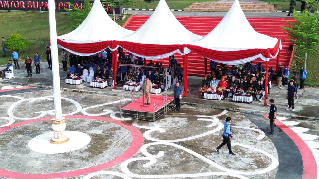 Bupati Pelalawan Pimpin Upacara dan Ziarah Peringatan Hari Pahlawan 2025