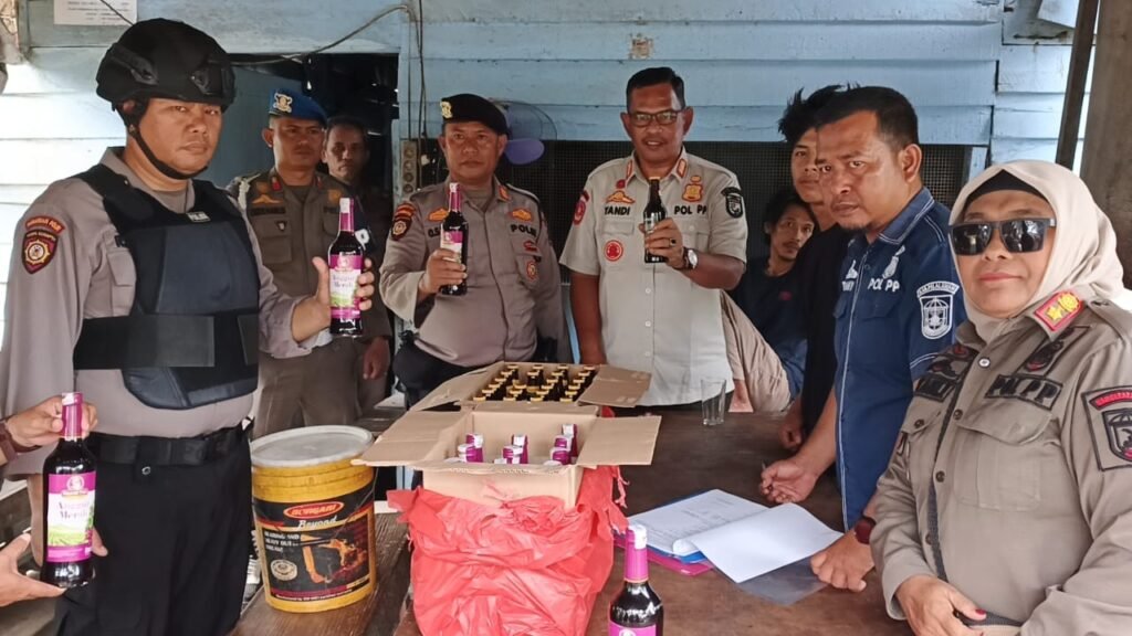 Razia Tim Gabungan Satpol PP dan Polres Pelalawan: Puluhan Botol Minuman Keras Disita di Lapou Tuak