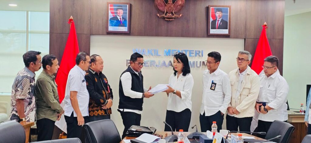 Bupati Pelalawan Audiensi dengan Wamen PU RI Dorong Dukungan Infrastruktur Strategis Kabupaten
