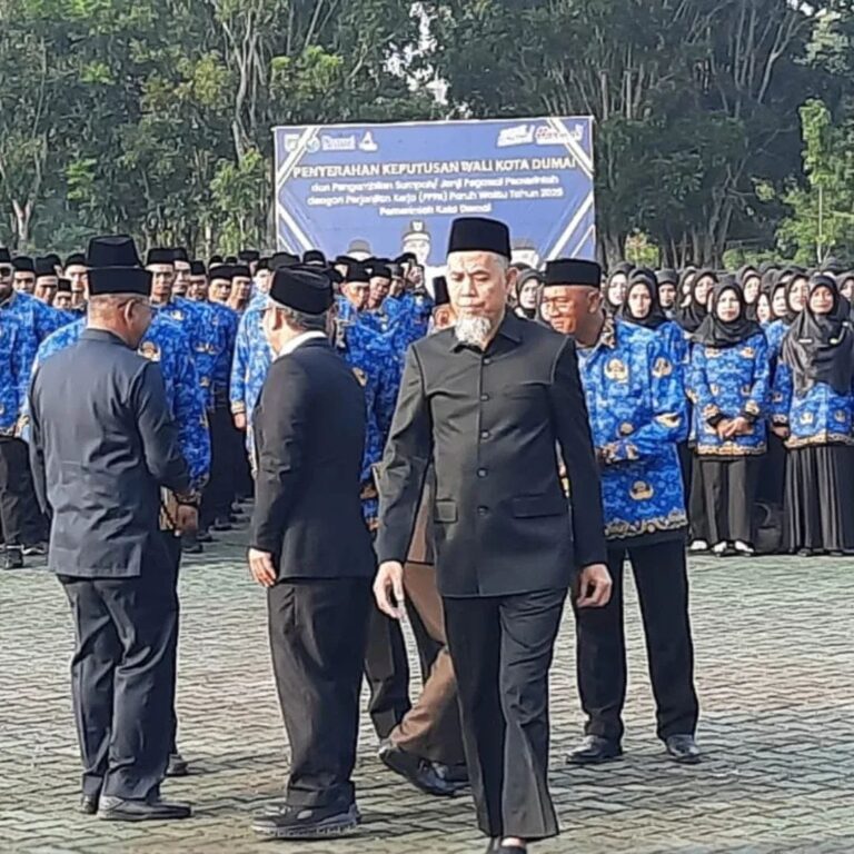 Pengangkatan 1.186 PPPK Paruh Waktu di Dumai: Wali Kota Serahkan SK secara Resmi