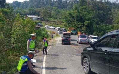 Truk Mundur di Tanjakan Tabrak Minibus di Simalungun, 3 Warga Riau Tewas