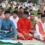 Bupati bersama Wakil Bupati Pelalawan menunaikan Sholat Idulfitri di Lapangan Mini Soccer Pangkalan Kerinci.