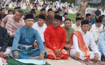 Bupati bersama Wakil Bupati Pelalawan menunaikan Sholat Idulfitri di Lapangan Mini Soccer Pangkalan Kerinci.