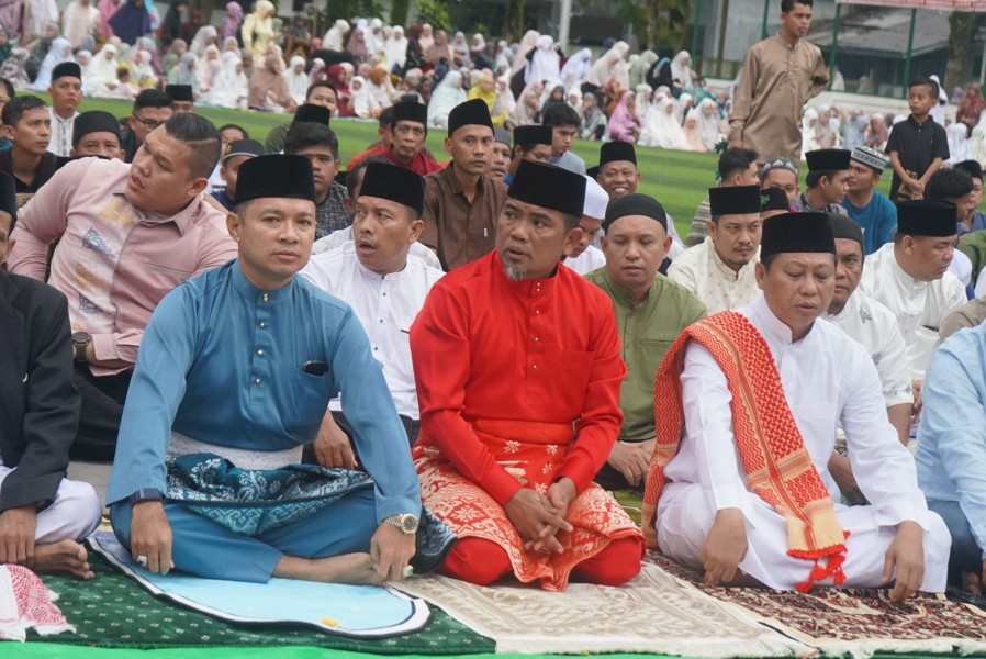 Bupati bersama Wakil Bupati Pelalawan menunaikan Sholat Idulfitri di Lapangan Mini Soccer Pangkalan Kerinci.