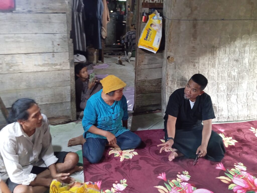 Bupati Zukri Salurkan Bantuan untuk Warga Pangkalan Kerinci Timur