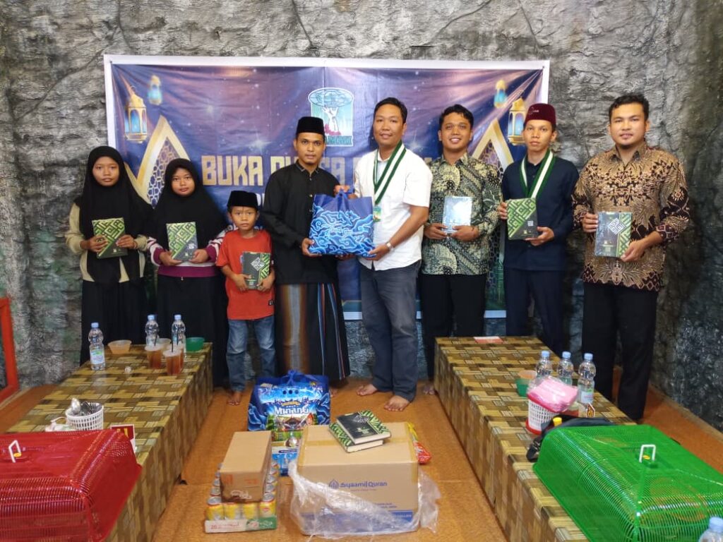 PW KAMMI Riau Berbagi Al-Qur’an dan Sembako di TPQ Malika, Tutup dengan Buka Puasa Bersama Kader Rohul