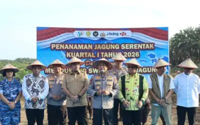 Dukung Program Pangan Nasional, Kapolda Riau Pimpin Penanaman Jagung di Pelalawan