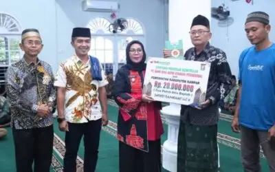 Kunjungi Sungai Liti dalam Safari Ramadan, Wabup Misharti Imbau Warga Jaga Silaturahmi