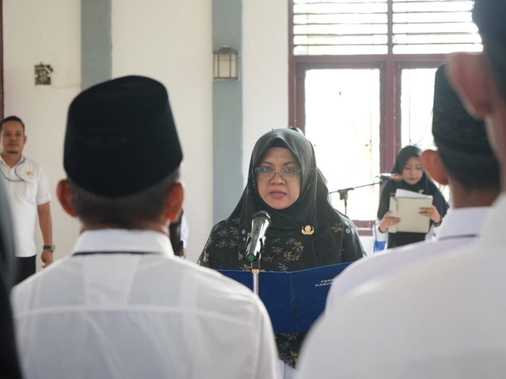 Bupati Afni Kukuhkan Anggota Bapekam Mempura, Soroti Pentingnya Kolaborasi di Tengah Defisit