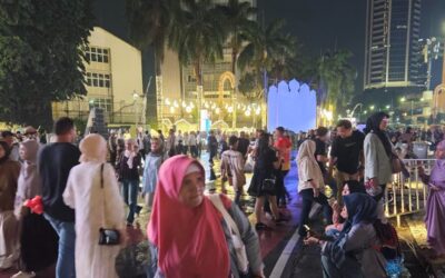 Diguyur Hujan, Warga Tetap Memadati Malam Takbiran di Bundaran HI
