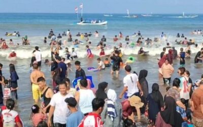 Momen Paskah, 56 Ribu Pengunjung Membludak di Pantai Pangandaran