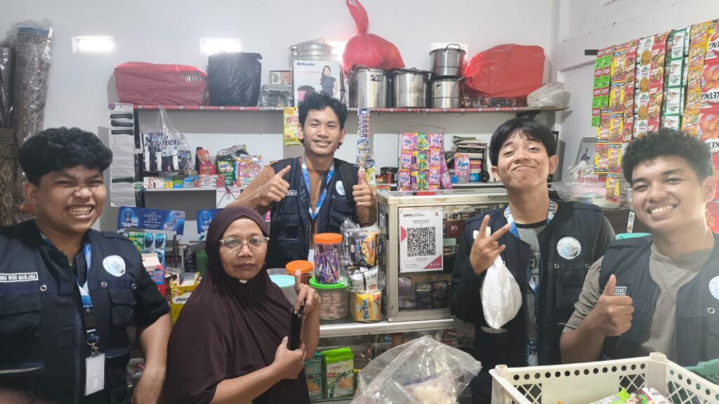 Dorong Inklusi Digital, Mahasiswa FISIP UNRI Dampingi UMKM Sukamaju Terapkan QRIS
