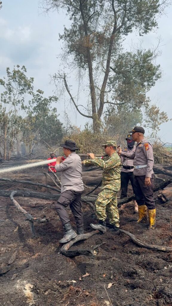Wabup Pelalawan dan Kapolres Turun Langsung Padamkan Karhutla di Teluk Binjai