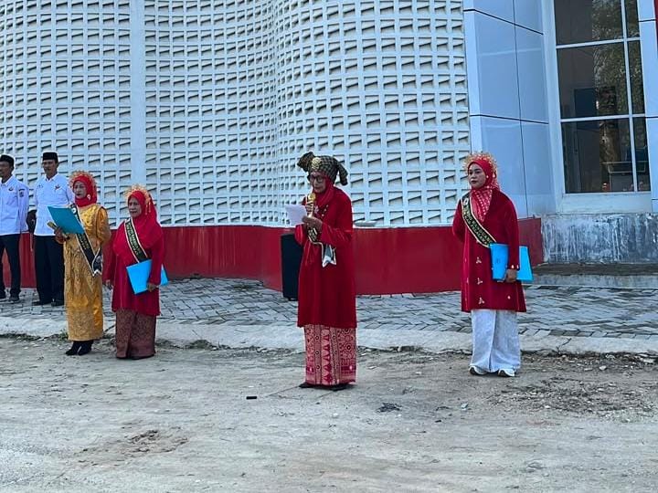 Perdana dan Penuh Khidmat, Bundo Kanduang IKM Pelalawan Sukses Gelar Upacara HUT RI ke-81