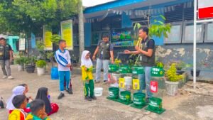Tingkatkan Kesadaran Lingkungan, Tim Kukerta FISIP Edukasi Pemilahan Sampah di SDN 13 Pekanbaru