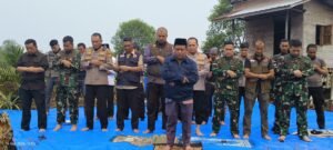 Tinjau Karhutla di Kuala Cenaku Inhu, Rombongan Kapolda, Pangdam, dan Bupati Gelar Salat Istisqa