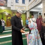 Wabup Husni Tamrin Tebar Sedekah Subuh di Masjid Al Munawwarah Pangkalan Kerinci