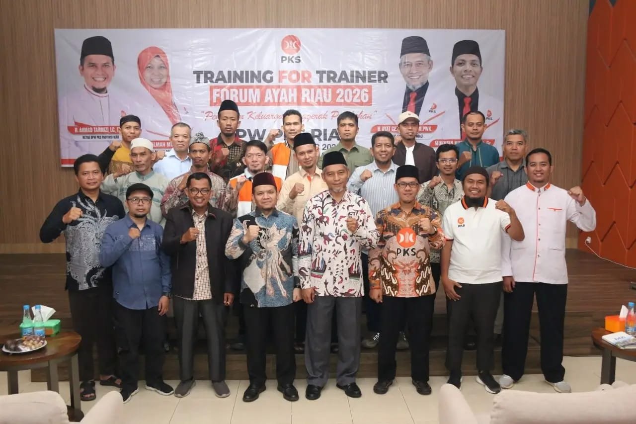 Ketua Forum Ayah Provinsi Riau, H. Ayat Cahyadi, S.Si., M.PWK. (tengah, kemeja batik putih), foto bersama pengurus dan peserta usai pembukaan kegiatan Training for Trainer (TFT) Forum Ayah Riau 2026 di Aula Kantor DPW PKS Riau, Pekanbaru, Sabtu (17/10/2026). (Foto: Dok. PKS Riau)