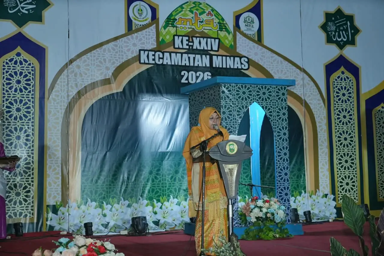 Buka MTQ Minas: Bupati Siak Afni memberikan kata sambutan sekaligus membuka Musabaqah Tilawatil Qur'an (MTQ) tingkat Kecamatan Minas di Lapangan Bola Kampung Rantau Bertuah, Siak, Jumat (16/10/2026). Dalam arahannya, Afni menekankan pentingnya prioritas pembinaan qori dan qoriah di tengah keterbatasan anggaran. (Foto: Dok. Pemkab Siak/Fakta Cepat)
